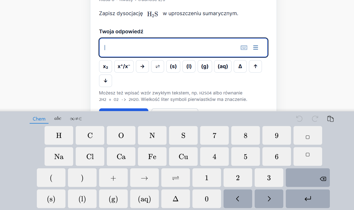 Zadanie z chemii w sprawdzsie.pl z polem własnej odpowiedzi, klawiaturą chemiczną i przyciskiem pokazującym rozwiązanie krok po kroku